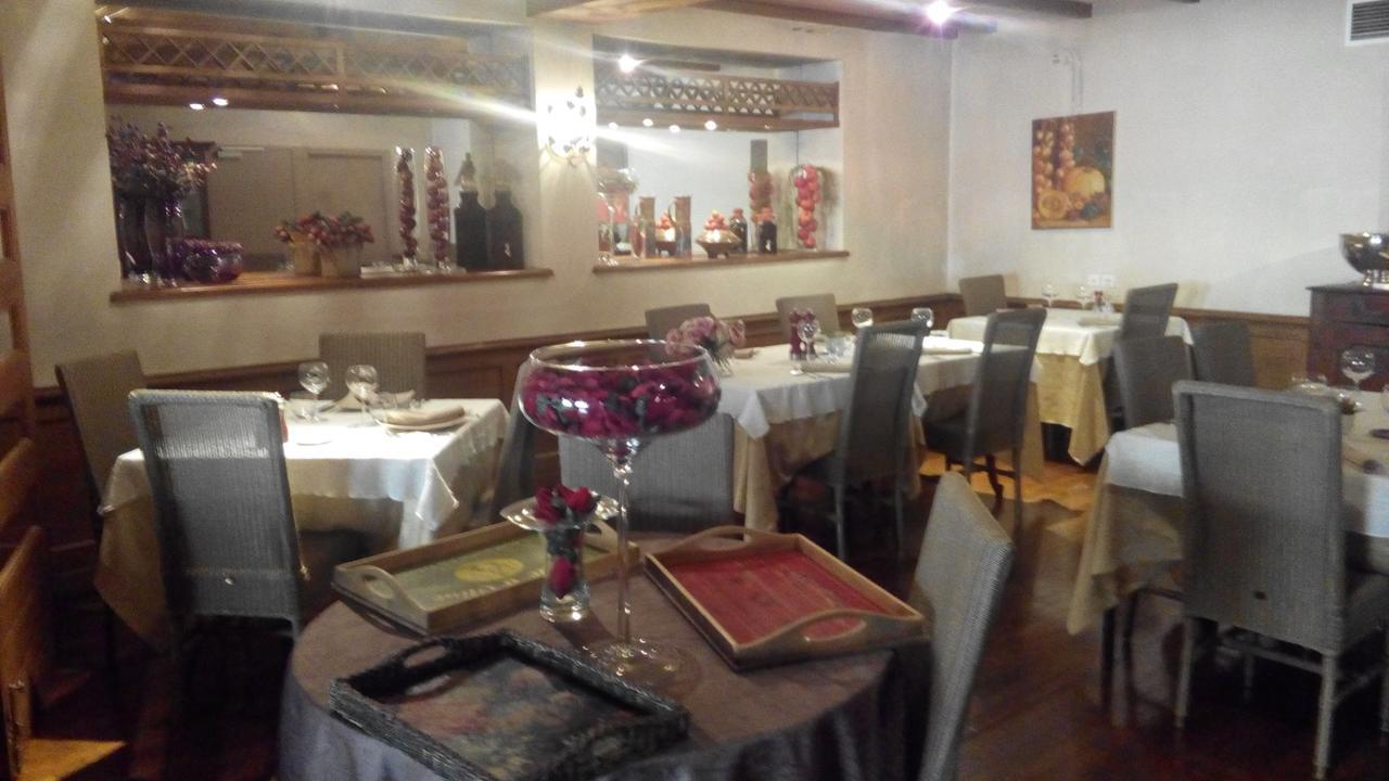 Auberge Fleurie Montsalvy 外观 照片